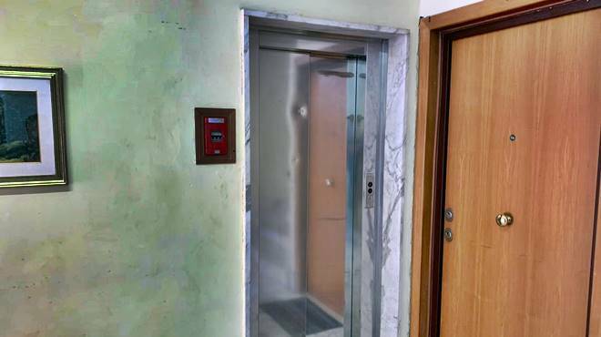 Odissea per un disabile a Nuova Ostia, ascensore rotto alle case comunali di via Forni