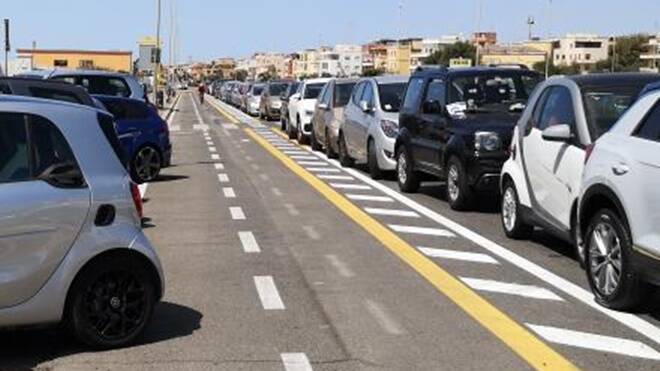 Ostia, l’ira dei ciclisti: “Sulla pista ciclabile auto in sosta selvaggia e sabbia sul percorso”