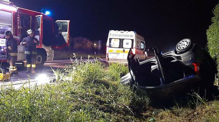 Santa Marinella, auto si ribalta nella notte sull’Aurelia: ricoverato il giovane alla guida