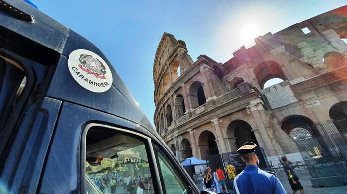Roma, turista sorpreso a incidere le proprie iniziali sul muro del Colosseo: denunciato