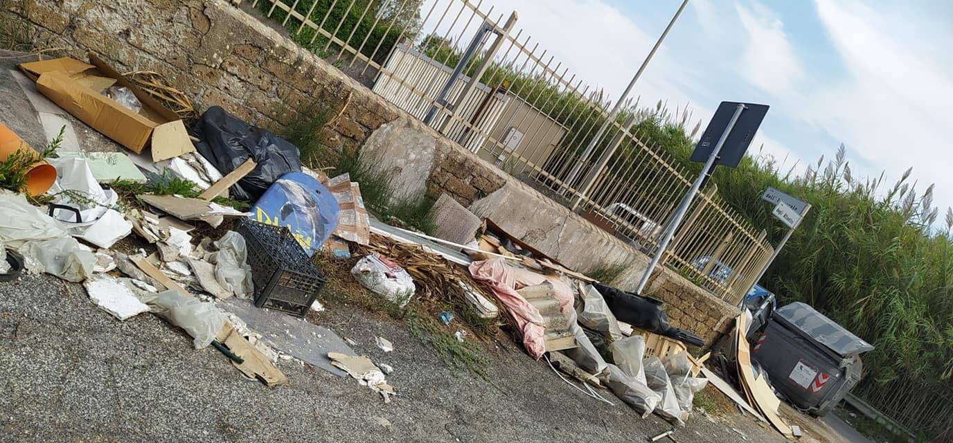 Ostia, i rifiuti abbandonati oltraggiano la bellezza artistica della Tor San Michele