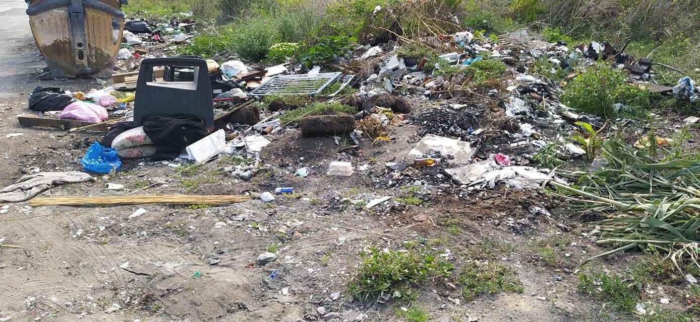 Ostia, i rifiuti abbandonati oltraggiano la bellezza artistica della Tor San Michele