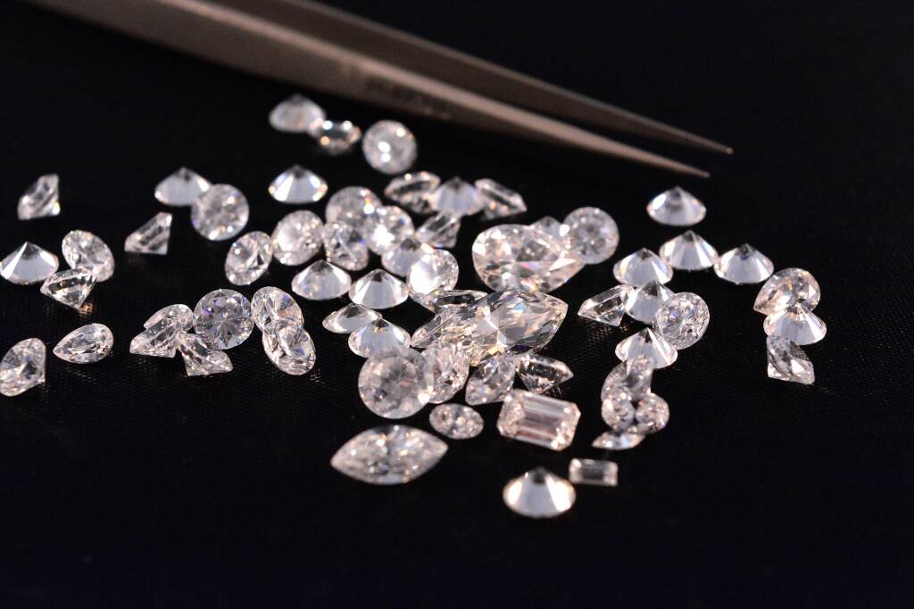 Roma, truffa con la tecnica del “Rip Deal”: rubano diamanti dal valore di oltre 1 milione