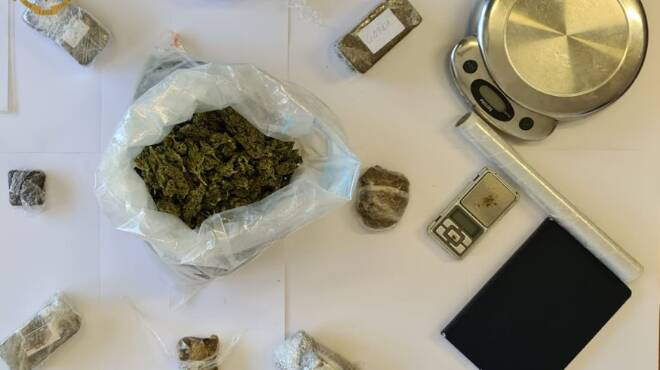 Ostia, in casa con oltre 1,5 kg di hashish e marijuana: arrestata una 61enne e il nipote