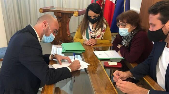 Fiumicino, 4 agenti di Polizia Locale firmano il contratto a tempo indeterminato