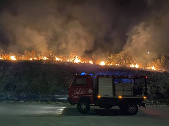 Fondi di nuovo dilaniata dagli incendi: tre i diversi roghi