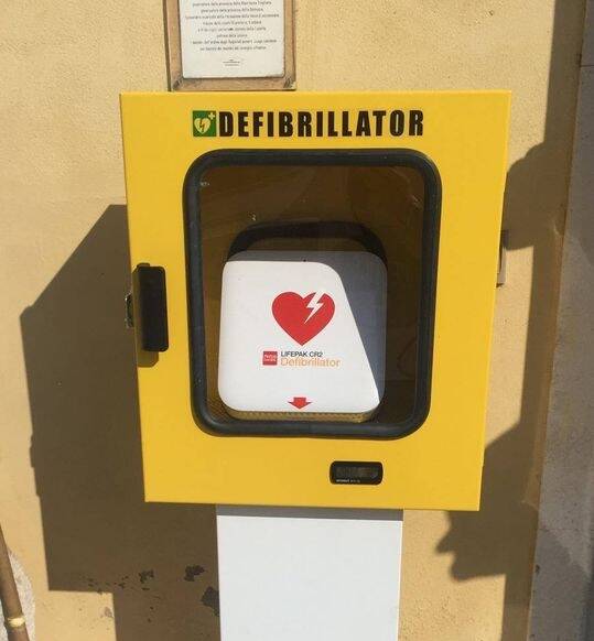 Formia cardio-protetta: montato il primo defibrillatore nel centro città