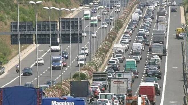 Accusa un malore alla guida di un mezzo pesante: traffico in tilt sul Raccordo Anulare
