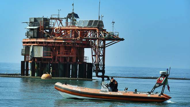 Fiumicino, Guardia Costiera multa imbarcazioni che pescavano nei pressi delle piattorme petrolifere