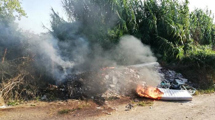 Ardea, ancora roghi tossici: in fiamme rifiuti e materassi abbandonati in strada