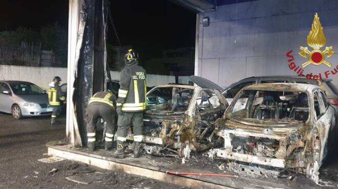 Incendio in un concessionario di Civitavecchia: a fuoco le auto in esposizione