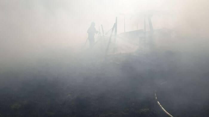 Incendio a Parco Leonardo, rifiuti e sterpaglie in fiamme a via Montanari