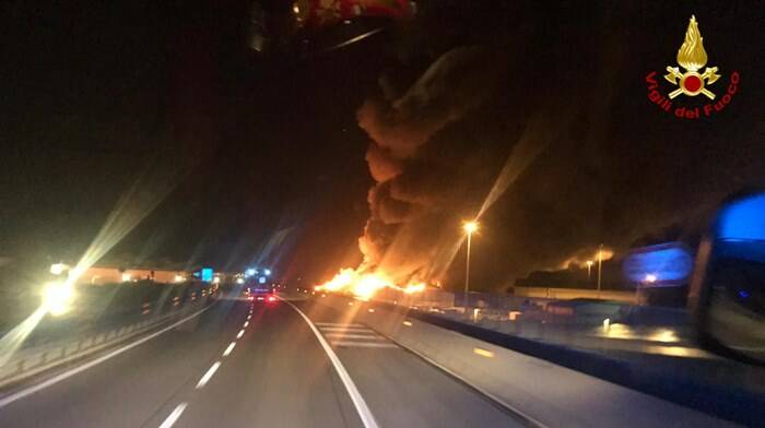 Maxi incendio al porto di Ancona: in fiamme i capannoni dei cantieri navali – VIDEO