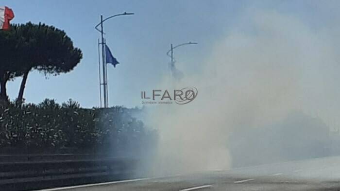 Un altro incendio sulla Roma-Fiumicino: autostrada chiusa direzione aeroporto