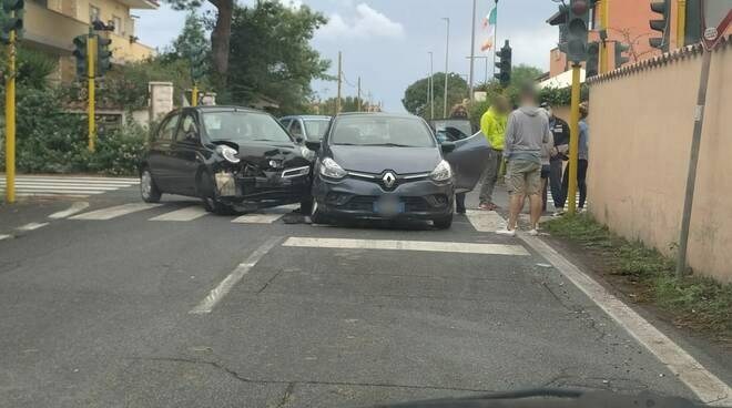 Fiumicino, semaforo rotto: ennesimo incidente all’incrocio tra via Passo Buole e via Valderoa