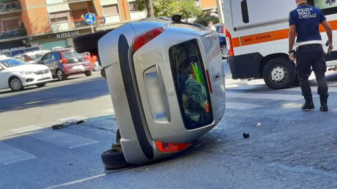 Ostia, auto si ribalta all’incrocio di viale delle Repubbliche Marinare