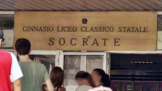 Minigonne al liceo Socrate di Roma, l’inutile massacro di una vicepreside
