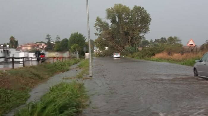 Bomba d’acqua su Ardea, strade allagate e alberi caduti: traffico in tilt