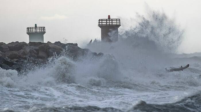 Mareggiata a Ostia, venti fino a 90 km/h: la statua di Nettuno perde il tridente