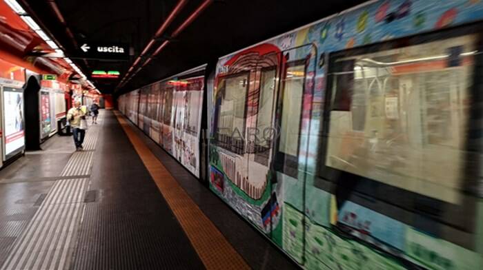 Roma, tenta il suicidio gettandosi sotto la metro ma finisce al centro dei binari: illesa