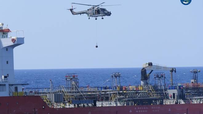 La Marina Militare italiana blocca un mercantile sospetto: intercettato carico di kerosene