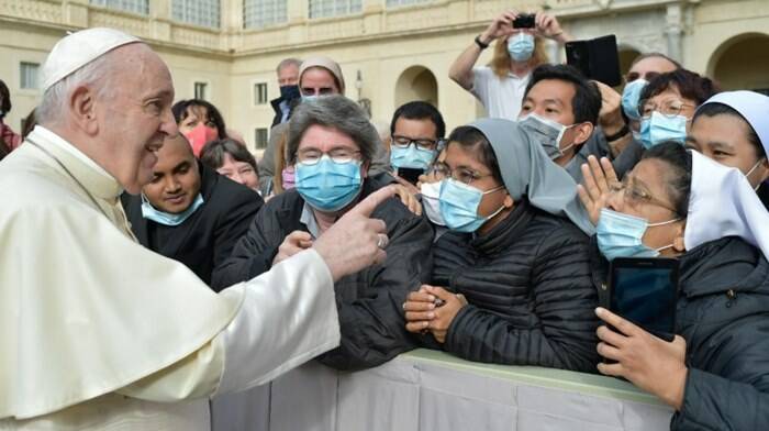 Il Papa: “Per superare il Covid-19 dobbiamo curare anche i virus socioeconomici”