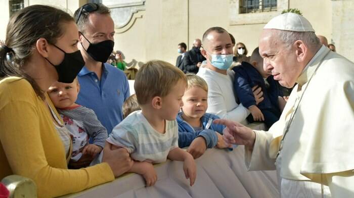 Il Papa: “Per superare il Covid-19 dobbiamo curare anche i virus socioeconomici”