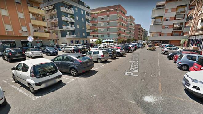 Ostia, incollano le serrature delle auto: residenti di piazza Baroni nel panico