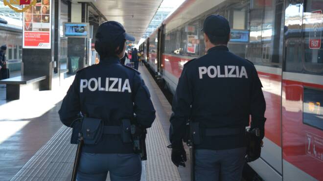 Civitavecchia, a bordo di un treno Intercity con l’eroina nascosta nelle scarpe: arrestato