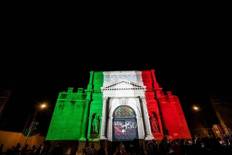 A 150 anni dalla presa di Roma, Porta Pia si illumina col tricolore italiano