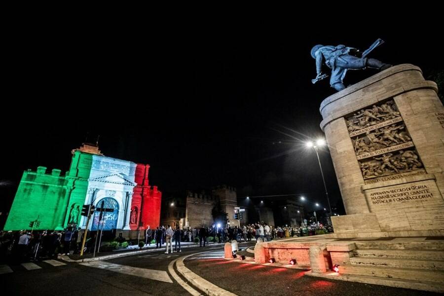 A 150 anni dalla presa di Roma, Porta Pia si illumina col tricolore italiano