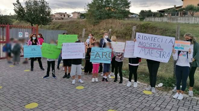 Maestra accusata di maltrattamenti, ma difesa dai genitori. Che non fanno entrare a scuola i bambini