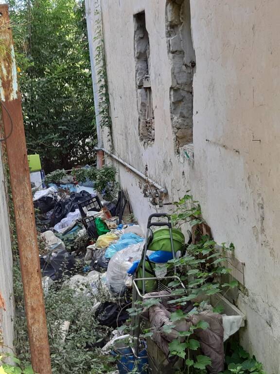 Casa abbandonata a Scauri, FdI: “Ricettacolo di rifiuti. Bisogna bonificare l’area”