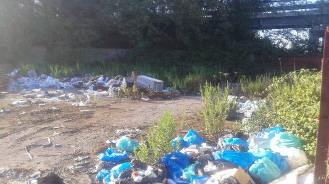 Discarica abusiva a Lavinio, l’allarme di un cittadino: “Si rischia una bomba ecologica”