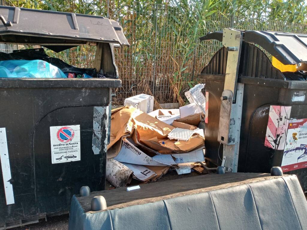 Ostia, case Ater immerse nella spazzatura: residenti disperati