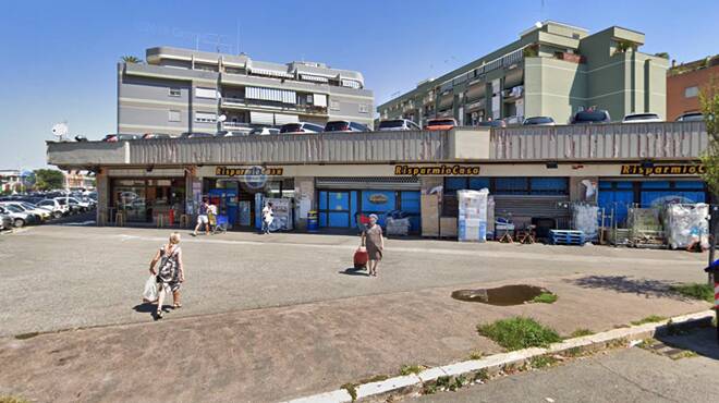Ostia, ladro in azione in un centro commerciale: tenta di rubare 230 euro di colla