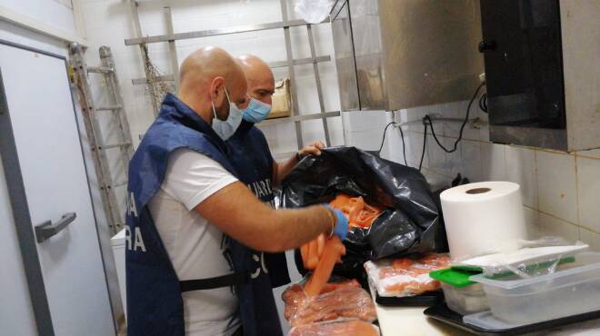 Roma, pesce non tracciato nei ristoranti: sequestrati oltre 300 kg di prodotti