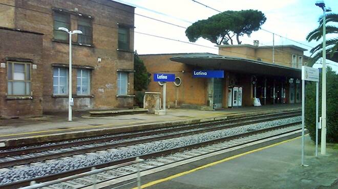 Latina, prova a rubare la valigia di un pendolare sul treno per Napoli: arrestato