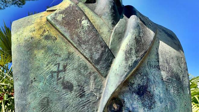 Ostia, una svastica sul petto di Paolo Orlando: oltraggiata la statua
