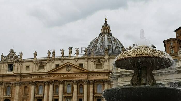 Abusi in Vaticano, il Vescovo difende don Martinelli: “Tendenza omosessuale legata all’adolescenza”