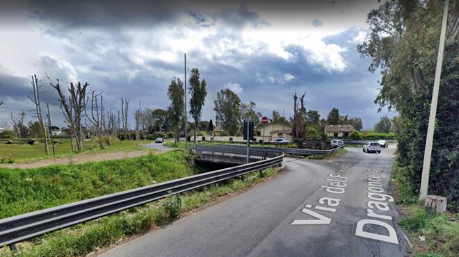 Casal Palocco, sbaglia la curva e rimane incastrato: tir blocca la strada fino a notte