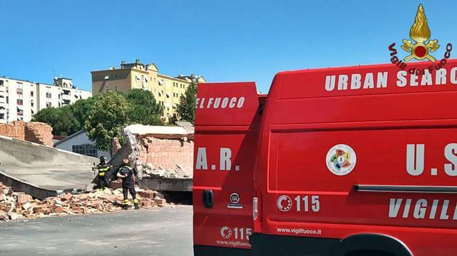 Roma, crolla una rimessa di autobus a due piani: si scava tra le macerie