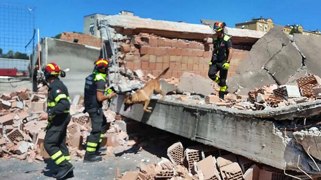 Roma, crolla una rimessa di autobus a due piani: si scava tra le macerie