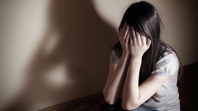 Fermato un 23enne accusato di aver violentato due cugine 12enni: una è incinta