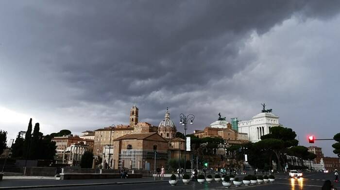 Piogge e temporali, allerta meteo “gialla” su Roma e il litorale laziale per domenica 14 novembre