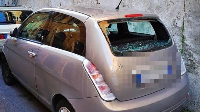 Roma, armato di spada vandalizza decine di auto e di citofoni nel centro storico