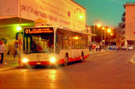 Ostia, aggredisce e rapina un uomo sull’autobus 01: denunciato un giovane