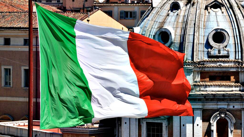 La bandiera italiana compie 226 anni, Mattarella: “Simbolo di unità del Paese”