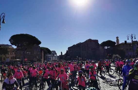 Bicinrosa, una scia intensa di partecipanti per la prevenzione. Altomare: “Per vincere il tumore al seno”