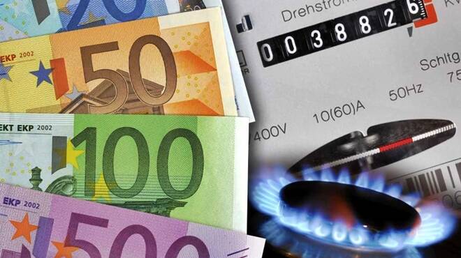 Bollette di luce e gas in calo per la prima volta dopo 18 mesi: quanto spendono le famiglie